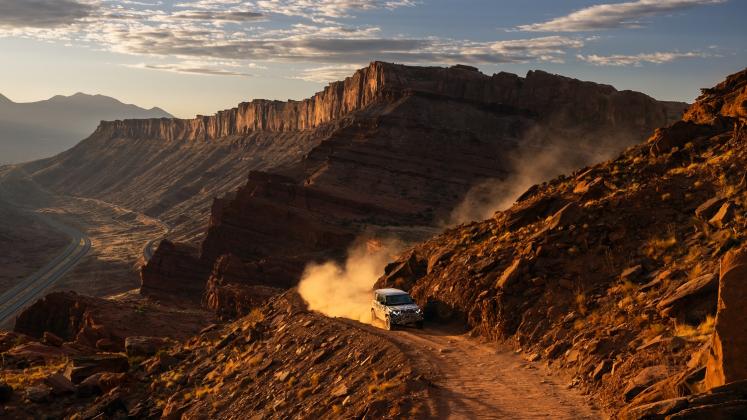 Land-Rover-Defender-OCTA-teaser_1