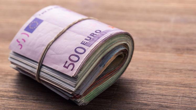 Muncitorii-unei-fabrici-au-primit-un-bonus-de-30-de-mii-de-euro-Ce-au-f-cut-c-nd-s-au-v-zut-cu-at-ia-bani-n-cont-51556-1542036696