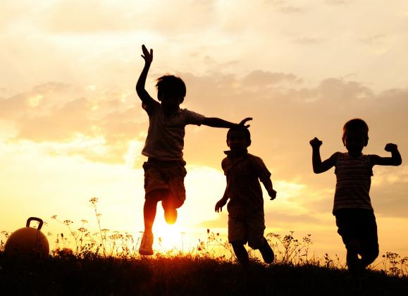 kids-playing-outside