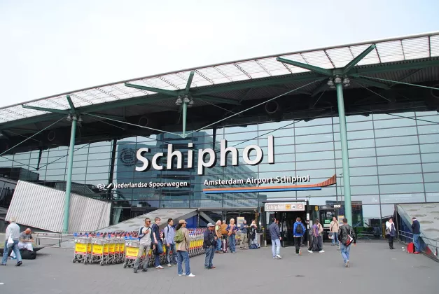1200px-Amsterdam_Schiphol_Airport_entrance
