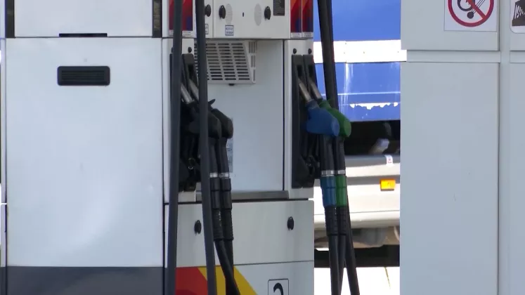 n678375v5_MARJA CARBURANTI.mxf.00_00_28_10.Still001