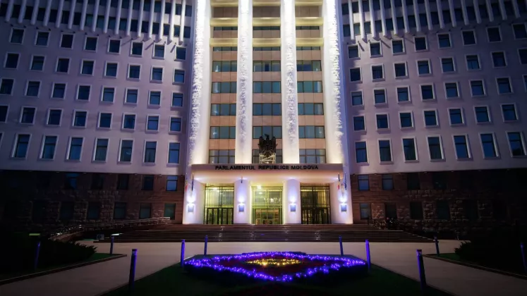 Parlament iluminat în culorile UE