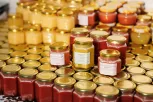 /VIDEO/ Târg dulce în inima Chișinăului: Prețul mierii variază între 100 și 150 de lei kilogramul