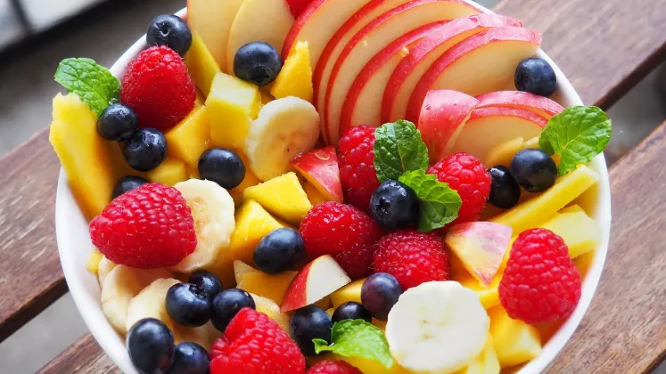 Rețete de vară: Salate răcoritoare, sucuri naturale, înghețată de casă și cocktailuri