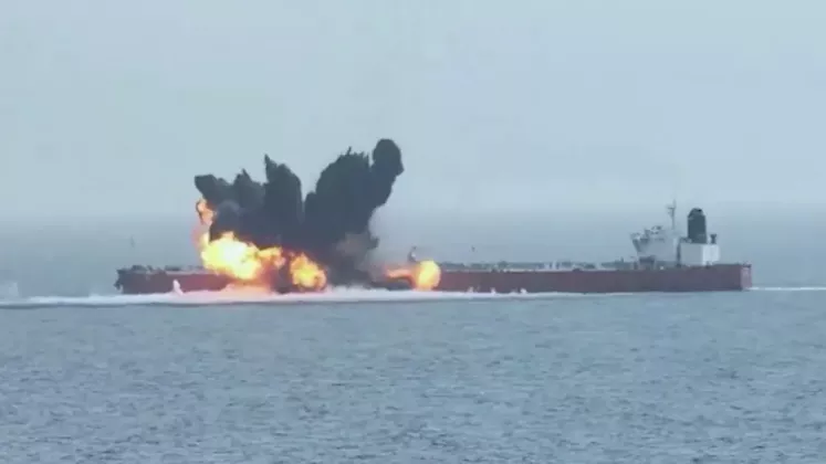 video-momentul-in-care-o-nava-este-lovita-de-rebelii-houthi-o-pata-de-petrol-de-220-de-kilometri-a-913130