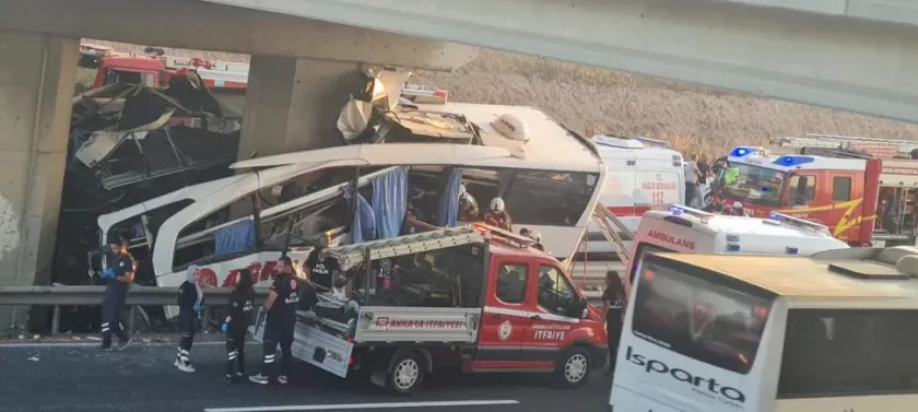 11-morti-si-26-de-raniti-dupa-ce-un-autocar-a-izbit-piciorul-unui-pod-in-ankara-nu-exista-nicio-urma-de-franare-916667