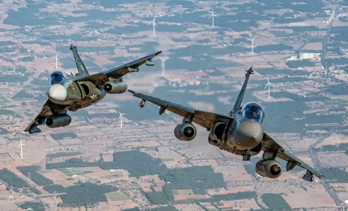 HAL_Tejas_IOC_variants_of_Squadron_45_Flying_Daggers_doing_air_manoeuvre-e1659696761228