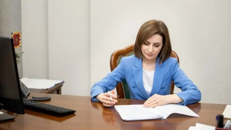 Maia Sandu semnează format site