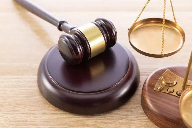 high-angle-shot-gavel-scale-wooden-surface_181624-33848-pic_32ratio_900x600-900x600-86131