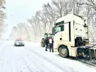 /ВИДЕО/ На севере метёт снег. Из-за гололеда грузовики стоят на обочине