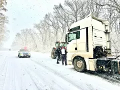 /ВИДЕО/ На севере метёт снег. Из-за гололеда грузовики стоят на обочине