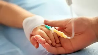 /VIDEO/ Fetița bătută de mamă a ajuns în sânul familiei tatălui ei. Micuța, investigată la patru spitale! Ce au constatat medicii