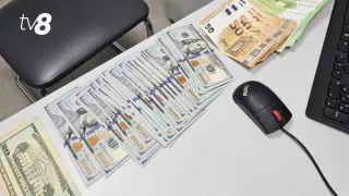 /VIDEO/ Mii de euro și dolari, depistați în bagajele unor bărbați, la vamă. Cine sunt cetățenii care riscă să fie sancționați