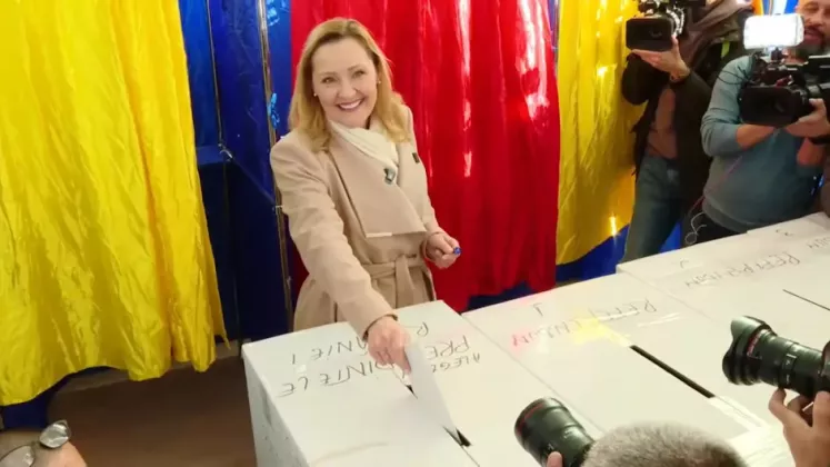 1732438694-elena-lasconi