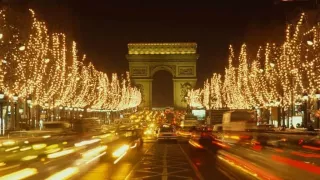 /VIDEO/ Parisul, decorat de sărbători: Pe Champs Elysees au fost aprinse luminițele de Crăciun