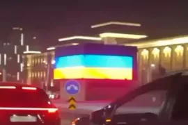 /ВИДЕО/ Во время визита Путина в Астане на уличном экране появился флаг Украины