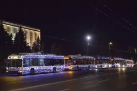 /ФОТО/ В Кишинёве с 1 декабря курсируют 60 "праздничных троллейбусов"