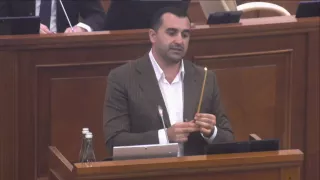 /VIDEO/ Lumânare aprinsă la miezul nopții în Parlament. Replică: „Nu veți face mendrele Kremlinului aici”