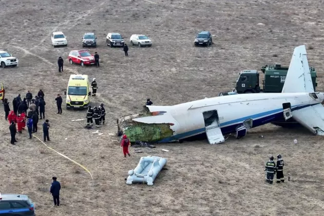 un-avion-cu-74-de-oameni-la-bord-s-a-prabusit-in-kazahstan-dupa-ce-a-lovit-un-stol-de-pasari-sase-persoane-au-supravietuit-943066