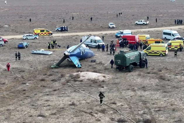 un-avion-cu-74-de-oameni-la-bord-s-a-prabusit-in-kazahstan-dupa-ce-a-lovit-un-stol-de-pasari-sase-persoane-au-supravietuit-943065