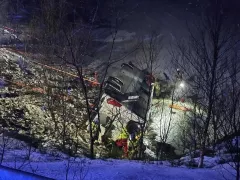 Trei morți după ce un autocar cu cetățeni străini a ieșit de pe șosea și a ajuns într-un lac în Norvegia