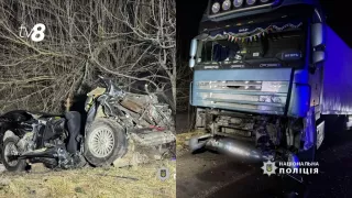 /FOTO/ Accident cumplit în Ucraina, cu implicarea unui TIR din Moldova. Cinci persoane au murit, după ce o mașină s-a izbit în camion