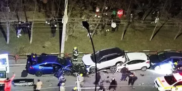 /ВИДЕО/ В Кишиневе в результате цепного ДТП повреждено 7 машин, один человек в больнице