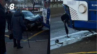 /VIDEO/ Impact violent în Capitală! Două troleibuze și două mașini, implicate într-un accident