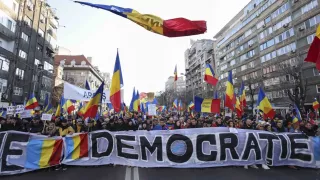 /VIDEO/ Protest de amploare al AUR în București: Lozinci contra anulării alegerilor și mai mulți participanți cu obiecte interzise