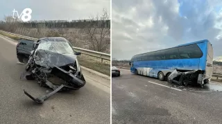 /VIDEO/ Accident violent lângă Ialoveni: Un automobil a intrat într-un autocar. Sunt victime