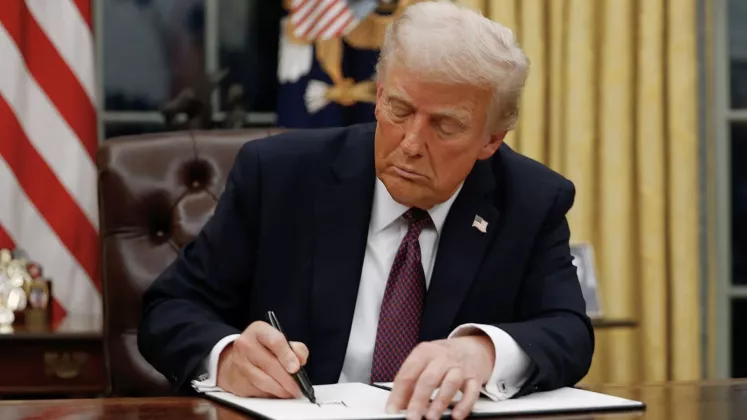 Donald Trump semnează