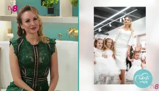 /VIDEO/ „M-am prins la ideea că îmi place să colorez”: Interpreta Kătălina Rusu s-a întors în copilărie. Cum e viața de mamă a trei fete