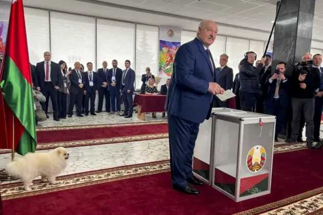 Lukasenko-cu-catelul-lui-la-alegerile-ce-urmeaza-sa-ii-aduca-al-saptele-mandat-de-presedinte