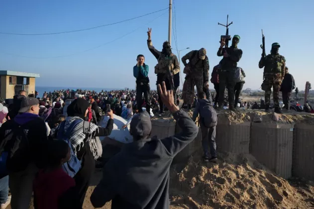 hamas-fighters-flash-victory-sign-97427559
