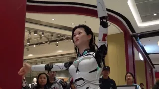 /VIDEO/ Festival cu inteligență artificială în China: Oamenii au dat mâna cu roboții și le-au adresat întrebări