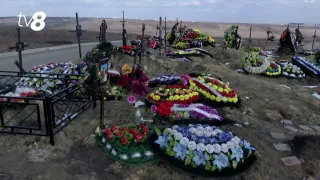 /VIDEO/ Coroane din plastic, munți de poluare: Cimitirul Doina, sufocat de deșeuri funerare