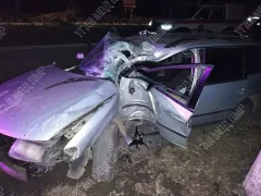 /FOTO/ Accident din prostie? Un bărbat s-a urcat beat la volan și s-a izbit cu mașina într-un stâlp