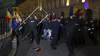 /VIDEO/ „Venim peste voi!” Protestatarii au luat pe sus gardurile jandarmilor. Horațiu Potra ar fi lansat un apel mercenarilor