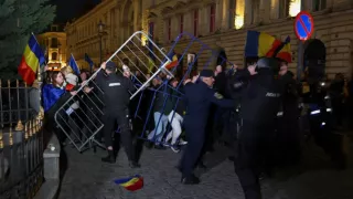 /VIDEO/ „Venim peste voi!” Protestatarii au luat pe sus gardurile jandarmilor. Horațiu Potra ar fi lansat un apel mercenarilor