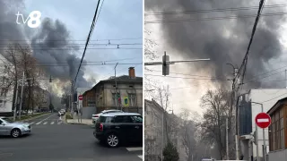 /VIDEO/ Flăcări și fum negru în centrul Chișinăului! IGSU: „Arde un local”. Primele imagini de la incendiu