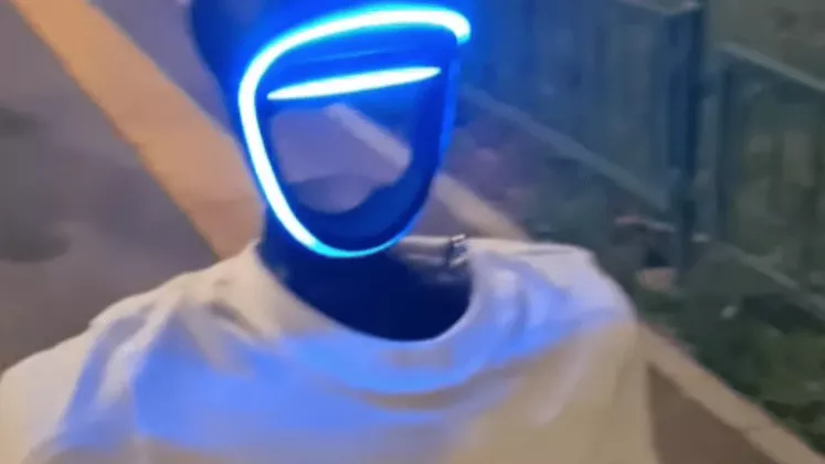 un-robot-a-aparut-la-mitingul-pro-european--foto-captura-video-e1742075166690