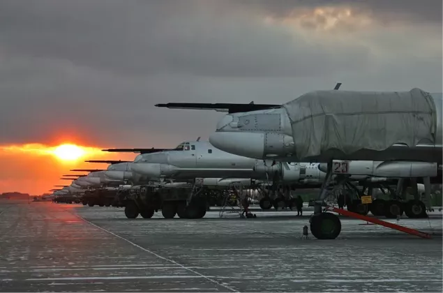 Lineup_of_Tu-95_at_Engels_Air_Base-1