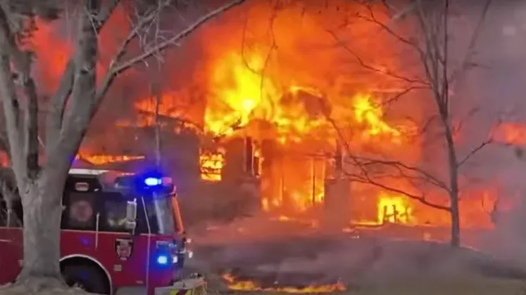 un-avion-s-a-prabusit-peste-o-casa-provocand-un-incendiu-urias--foto-captura-video