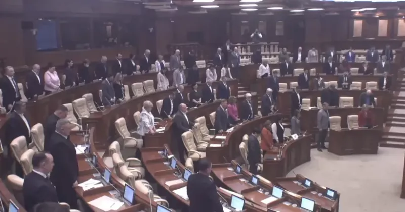 в парламенте молдовы почтили жертв ракетного удара в Сумах