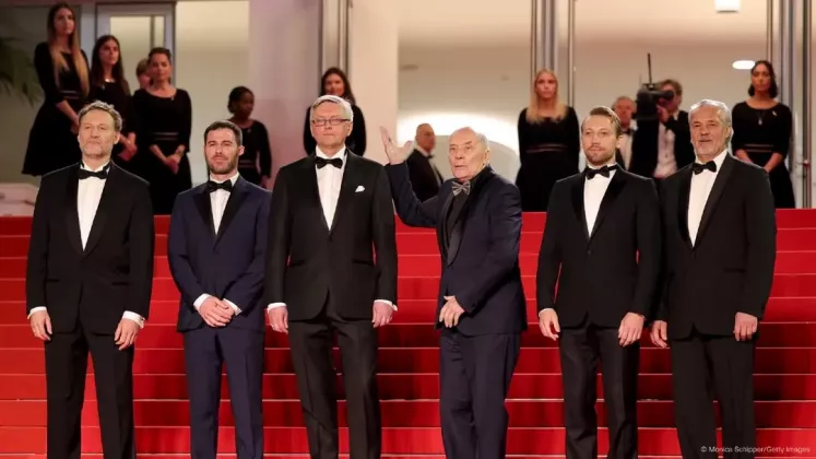 Sur les Marches de Cannes  On the Cannes Steps TWO PROSECUTORS – Sergei LOZNITSA Avec l’équipe du film - With the film crew   Sergei Loznitsa, Aleksander Kuznetsov, Aleksander Filippenko, Anatoliy Beliy#Cannes20 (1)