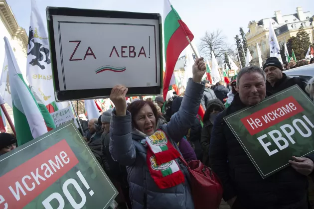 Protest-organizat-de-extrema-dreapta-impotriva-adoptarii-euro-in-fata-Bancii-Nationale-a-Bulgariei