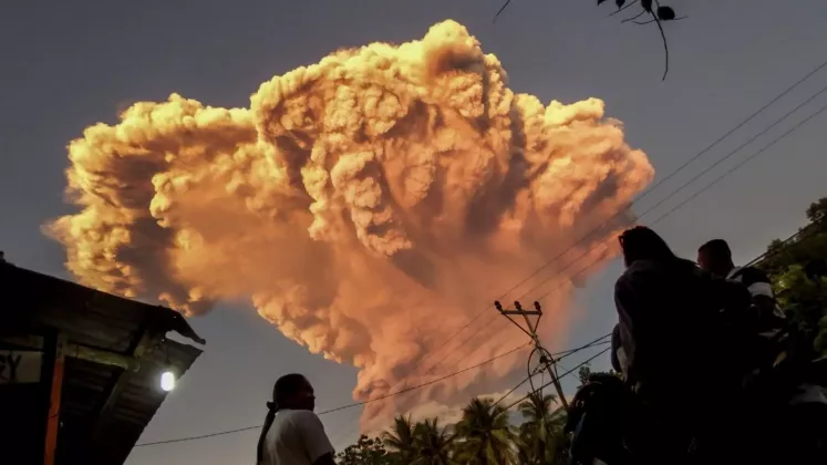 vulcan erupt indonezia