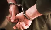 /VIDEO/ Indianul extrădat din Moldova, preluat de poliția din Punjab: Este acuzat de 7 omoruri și trafic de arme