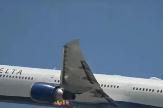 Motor-in-flacari-al-unui-avion-Delta-dupa-decolare