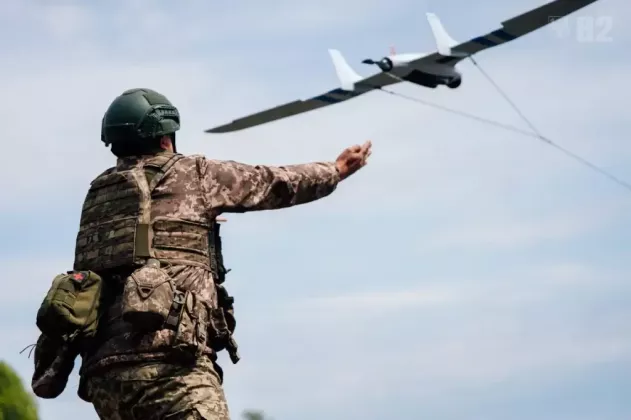 Soldat-ucrainean-lansand-o-drona